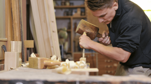 Tischler bei der Arbeit Tischler bei der Arbeit