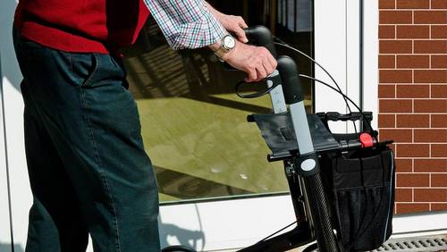 Rentner mit Rollator