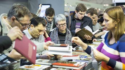 Menschen stöbern durch Bücher
