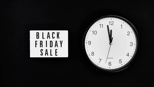 Black Friday Sale und Uhr, die kurz vor zwölf steht