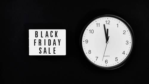 Black Friday Sale und Uhr, die kurz vor zwölf steht