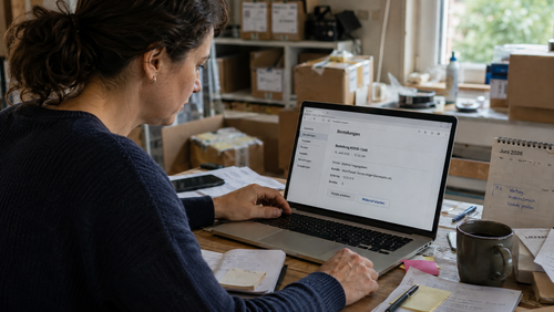 Shopbetreiberin sitzt vor Laptop