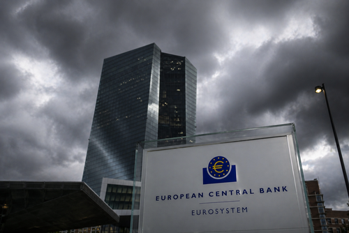 EZB-Zentrale in Frankfurt vor bewölktem Himmel