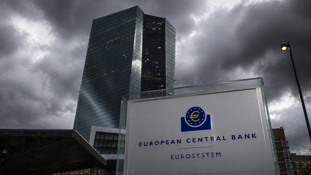 EZB-Zentrale in Frankfurt vor bewölktem Himmel