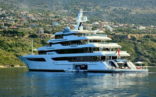 Eine Yacht auf dem Meer