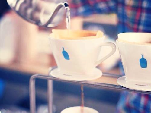 Ein Barrista stellt mit einem Handfilter Kaffee her (bluebottlecoffee.com)